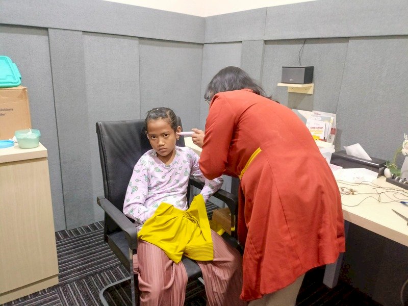 Pendampingan pemeriksaan pendengaran untuk memfasilitasi alat bantu dengar bagi penyandang disabilitas rungu-wicara Klaten di Kasoem Hearing Center Surakarta