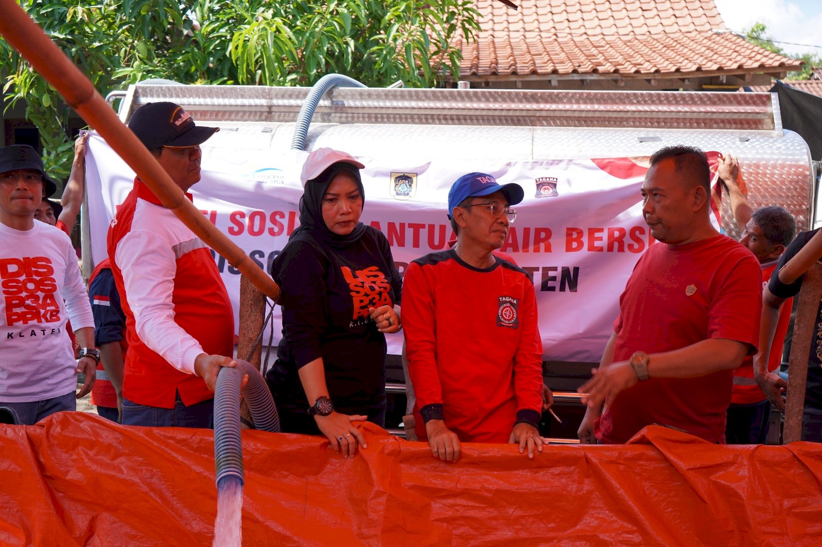 Penyaluran Bantuan Air Bersih DISSOSP3APPKB