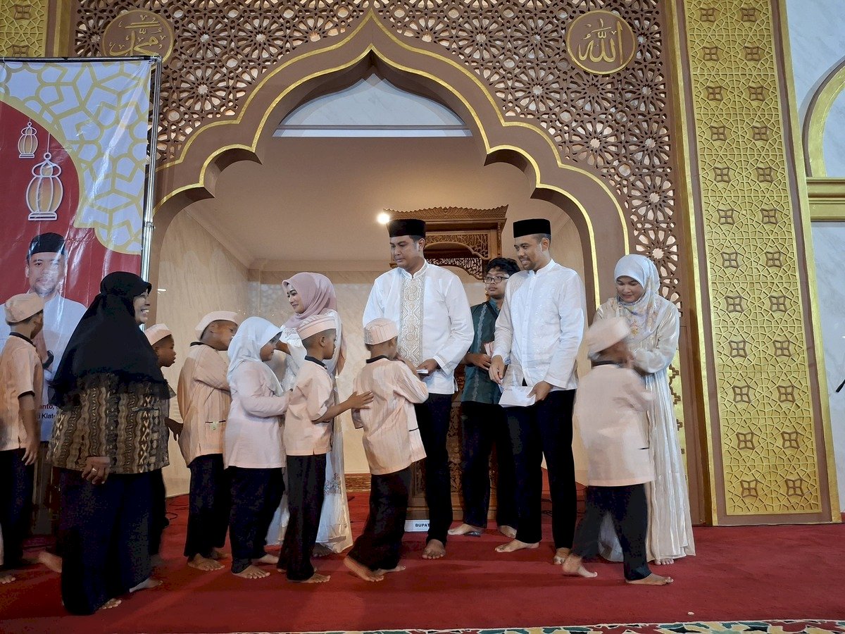Penyerahan Santunan kepada Anak Rentan Luar Panti oleh Bupati Klaten dalam Acara Buka Puasa Bersama