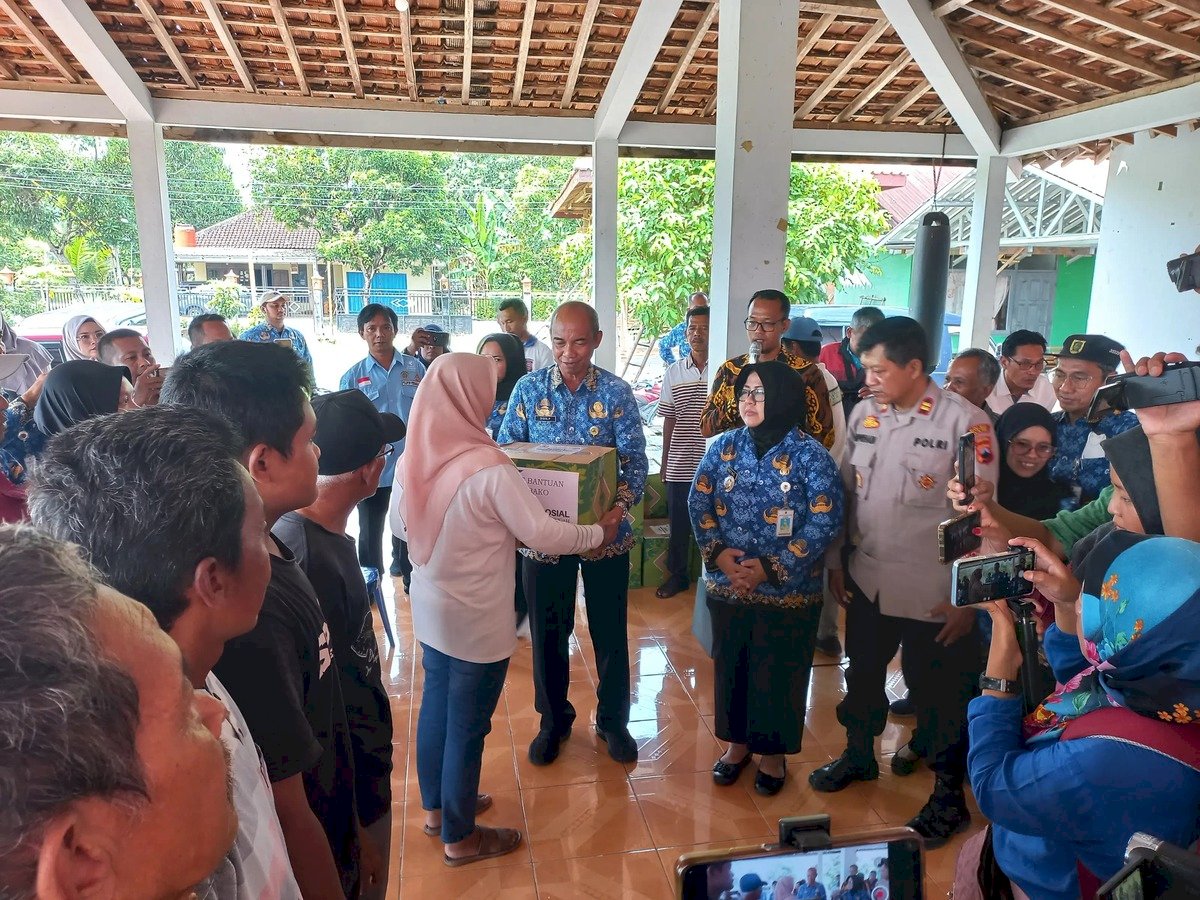 Penyerahan Bantuan Sosial Dinas Sosial Provinsi Jawa Tengah kepada Korban Keracunan Masal di Kecamatan Gantiwarno