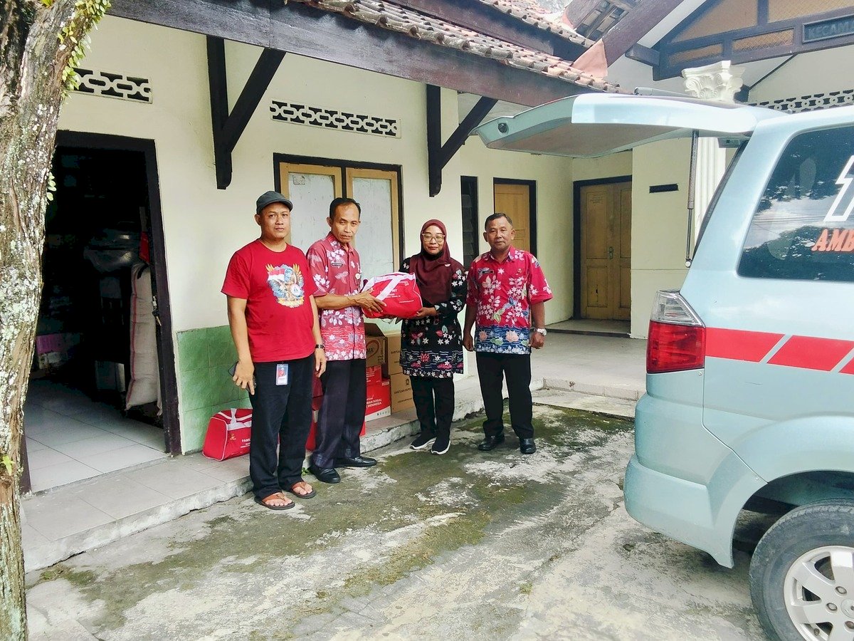 Penyerahan Bantuan  Kemensos kepada Keluarga Korban Musibah Kebakaran Rumah di Prambanan