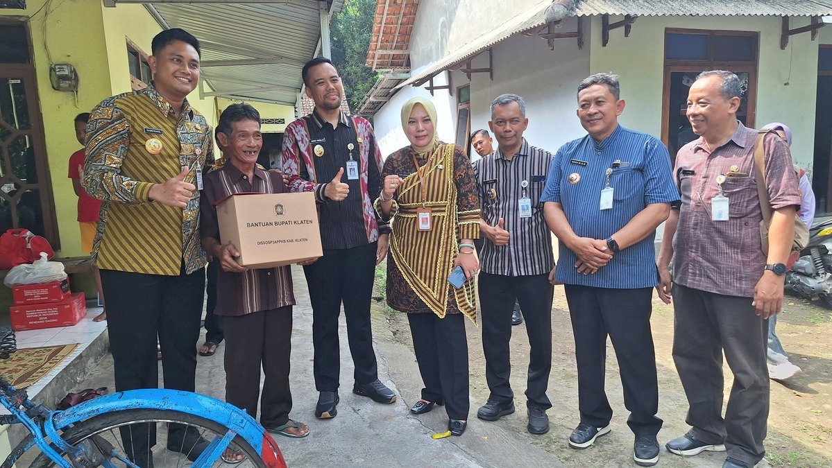 Pemkab Klaten Serahkan Bantuan kepada Pedagang Korban Kebakaran Gerobak di Jalan Rajawali