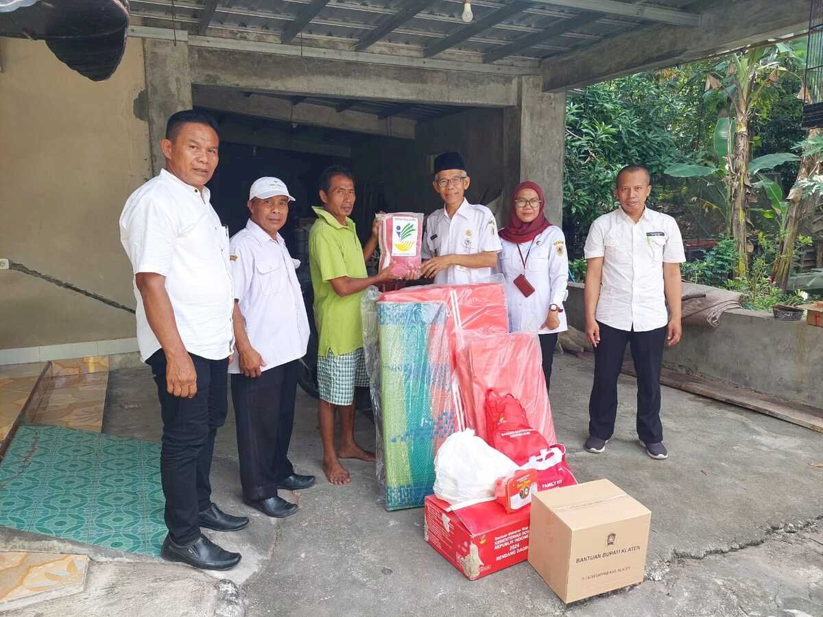 Penyerahan Bantuan Sosial kepada warga terkena musibah kebakaran rumah