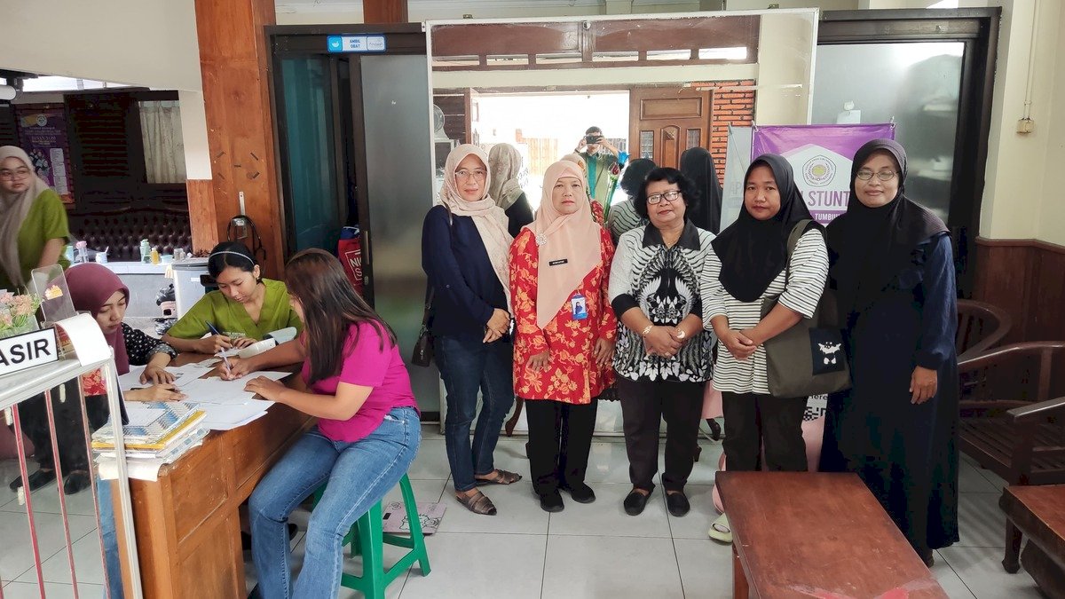 Pelayanan KB MKJP dalam Rangka Harganas ke-32 di Klinik Bidan Yosi Jogonalan