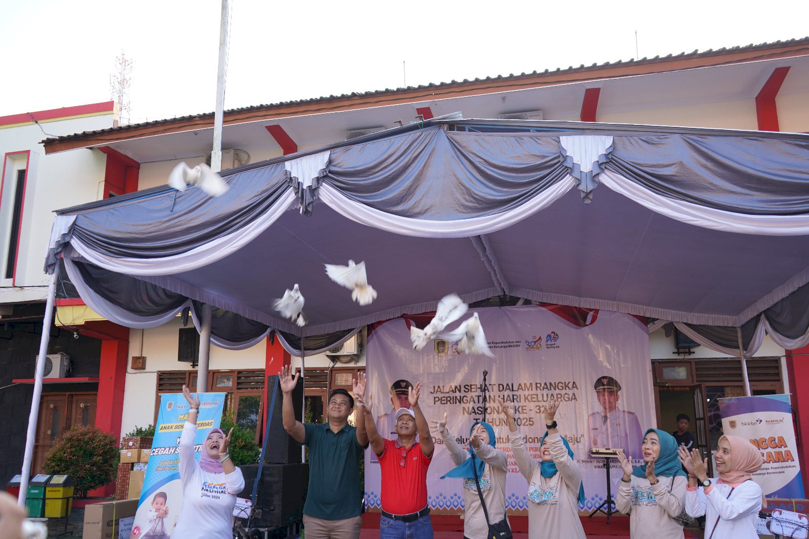 Jalan Sehat Bersama Bupati Klaten dalam Rangka Hari Keluarga Nasional