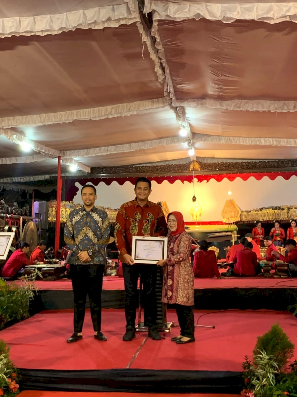 Penyerahan Piagam Penghargaan Desa Layak Anak Kategori Utama, Kecamatan Layak Anak Kategori Nindya dan Kelompok OPD Layak Anak Kategori Nindya.