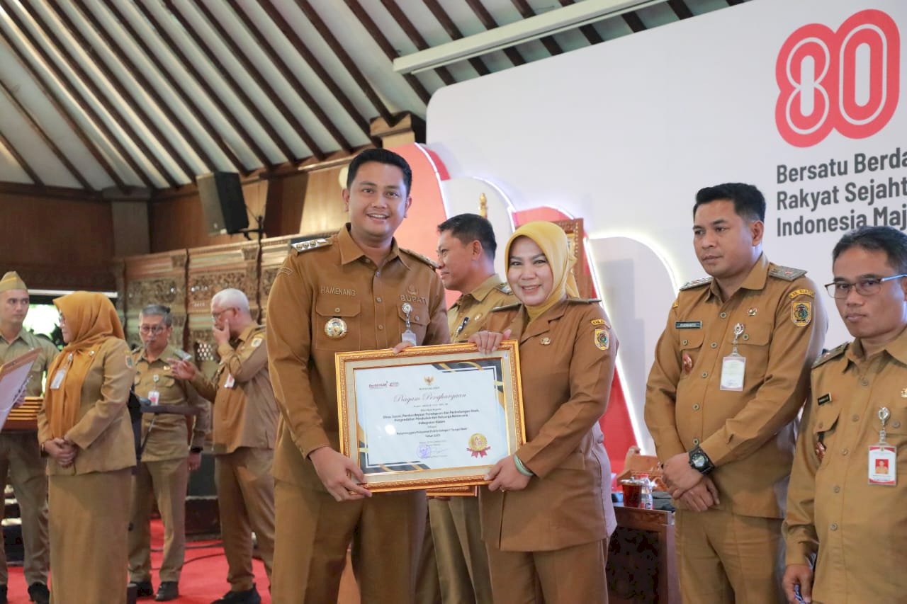 DISSOSP3APPKB Kabupaten Klaten menerima Piagam Penghargaan sebagai Penyelenggara Pelayanan Publik kategori “Sangat Baik” Tahun 2025