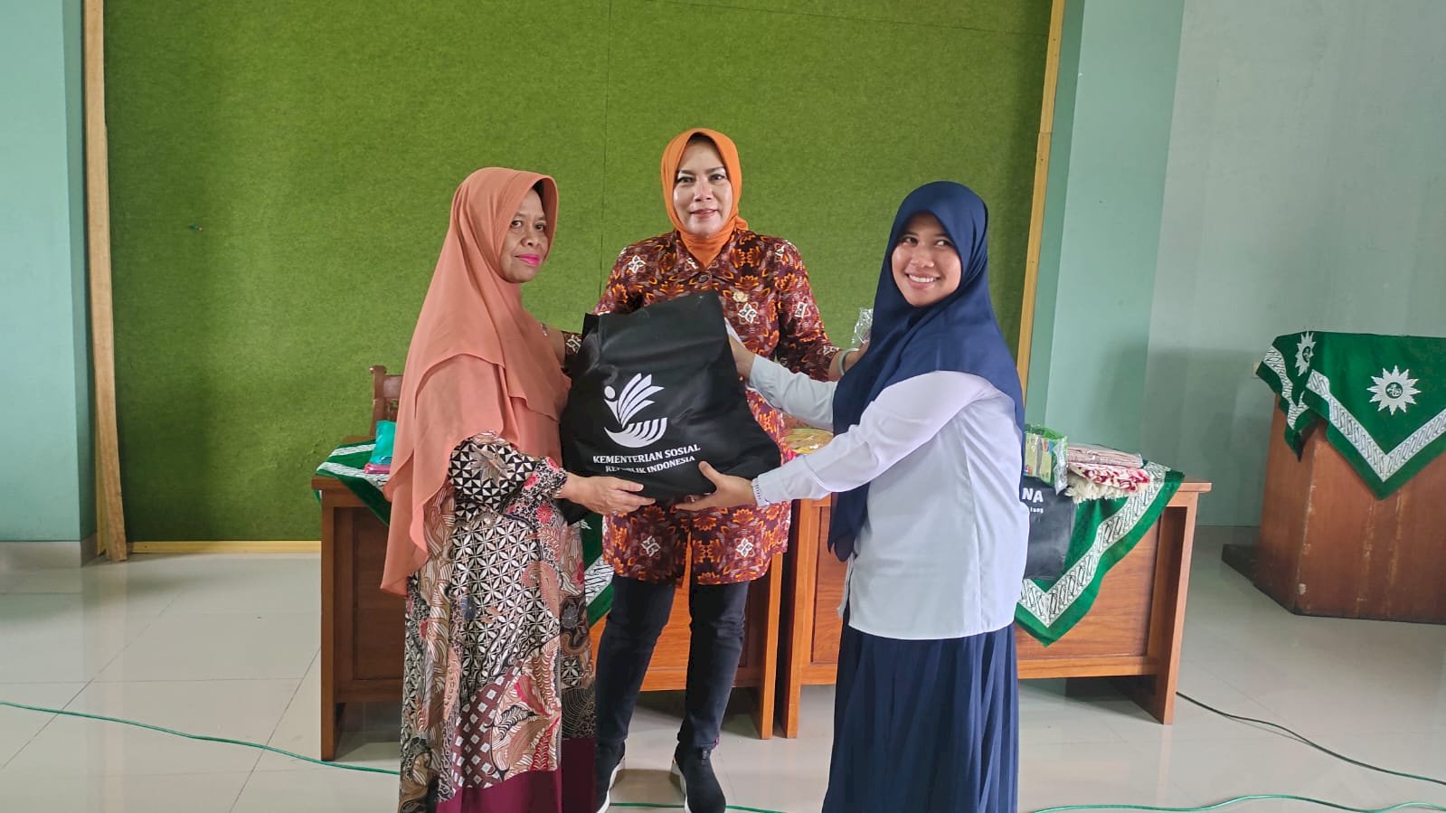 Kegiatan penyaluran bantuan ATENSI