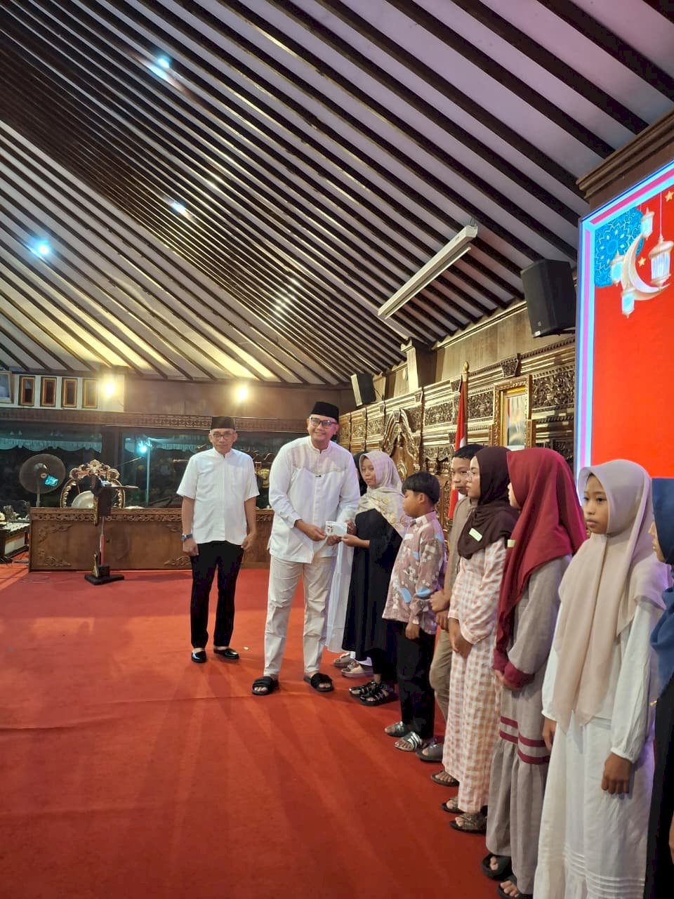 Pemberian santunan kepada anak rentan luar panti binaan LKSA