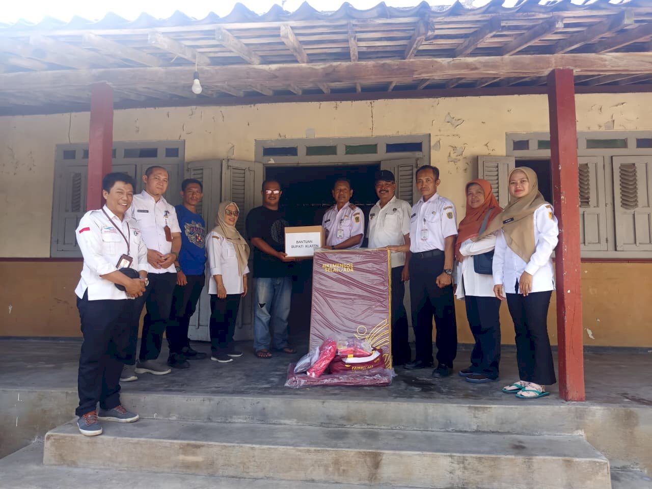 Penyerahan bantuan logistik korban bencana kebakaran di Kecamatan Ngawen