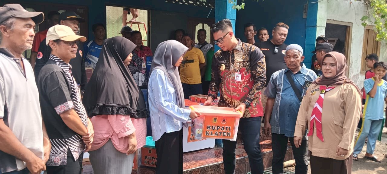 Penyerahan bantuan untuk korban bencana kebakaran  di Lumbungkerep Wonosari,