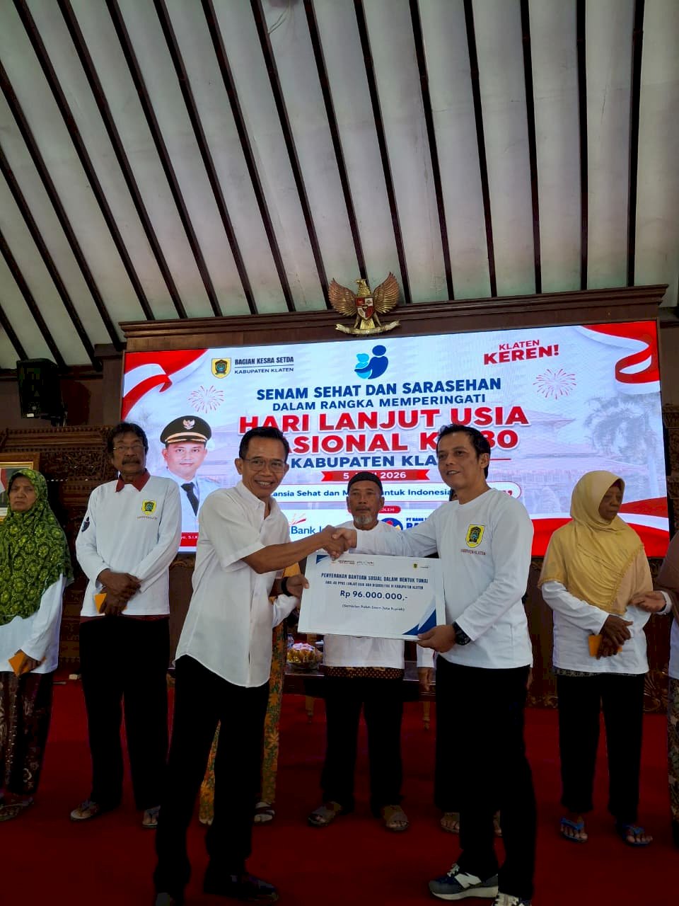 Simbolis penyerahan Bantuan ATENSI Cash Transfer dari Kementerian Sosial RI melalui Sentra Antasena Magelang