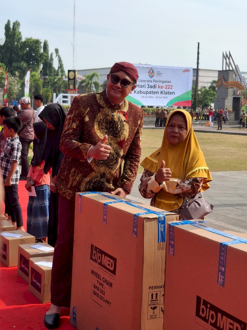 Penyaluran Bantuan 60 unit kursi roda oleh DISSOSP3APPKB