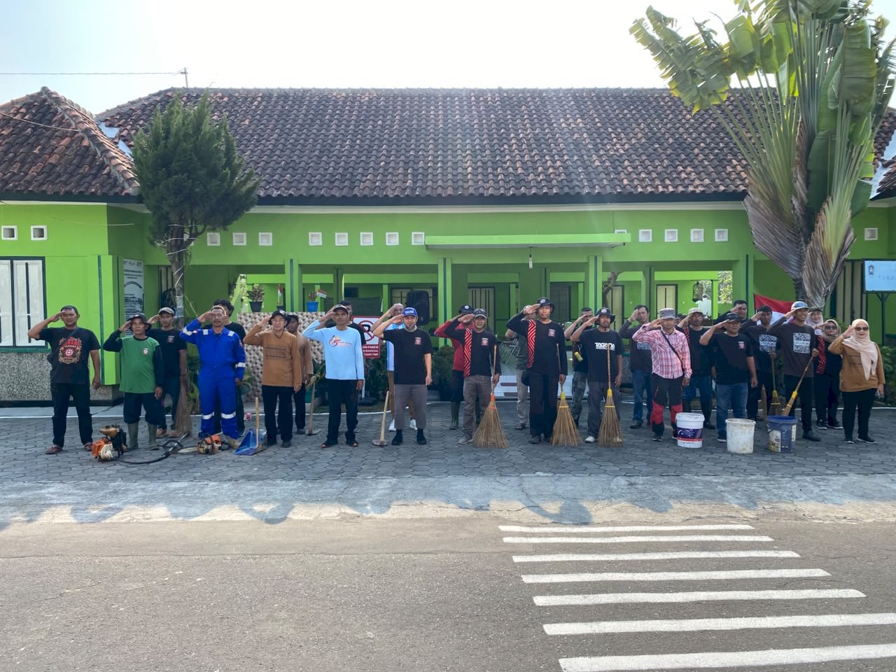 Gotong royong Taman Makam Pahlawan (TMP) Ratna Laya Klaten